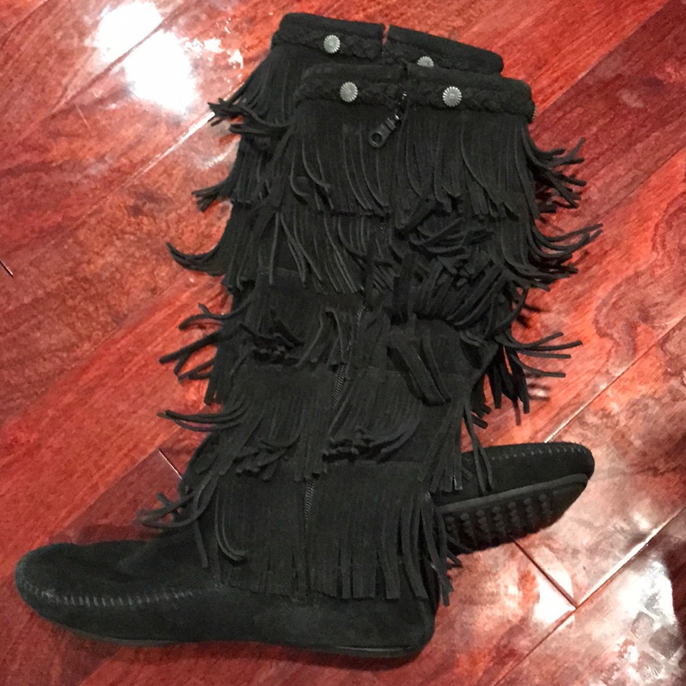 MINNETONKA MID HIGH FRINGE BOOTS ALL BLACK